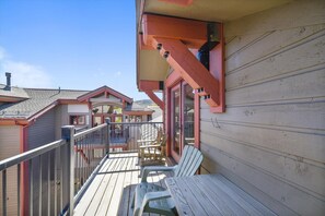 Condo, 3 habitaciones | Balcón