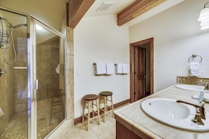 Condo, 3 habitaciones | Baño | Toallas y shampoo