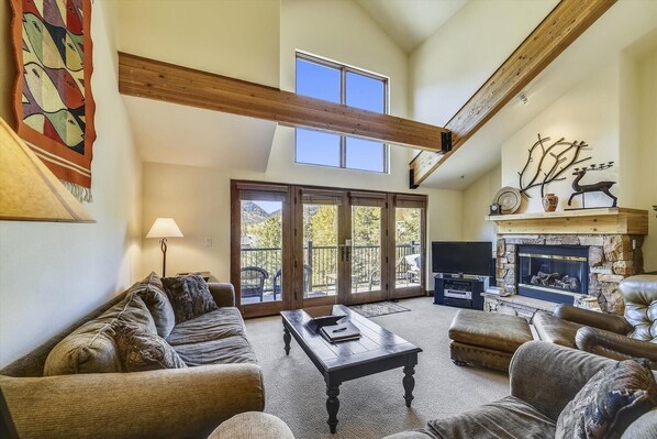 Condo, 3 Bedrooms | Living room | TV, DVD player