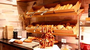 Un aparador de forneria amb diferents productes de forn i un bocal de melmassa.