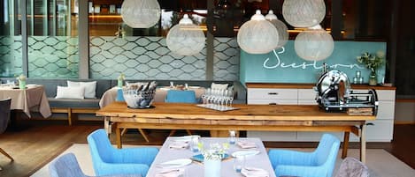 2 restaurants, lunch, dinner served; local cuisine