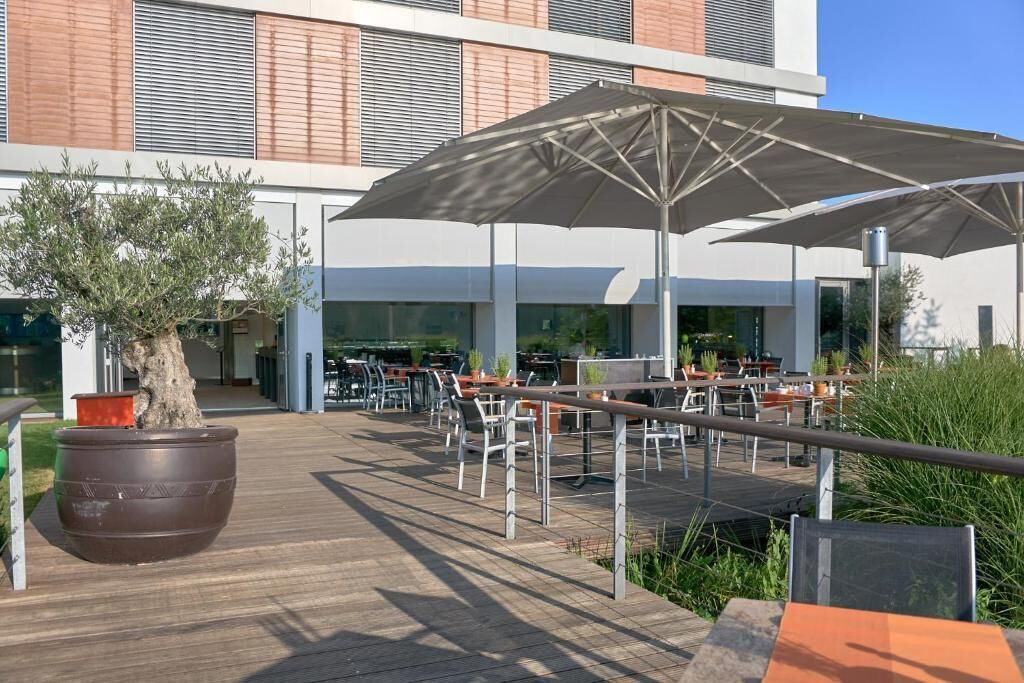 2 من المطاعم، حيث تُقدم وجبات الغداء، العشاء، الأطباق المحلية