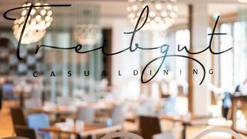Un interior de restaurante con un diseño moderno, con candelabros y ambiente relajado.