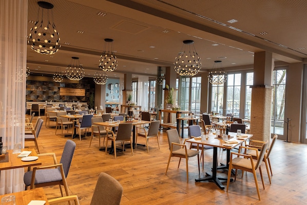 2 restaurants, lunch, dinner served; local cuisine