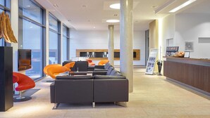 Rebost modern amb grans finestres, una taquilla d'informació i zones d'estar.