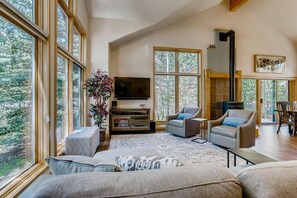 House, 4 Bedrooms | Living room | TV
