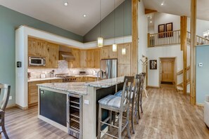 Casa, 4 habitaciones | Cocina privada | Microondas, horno, lavavajillas y cafetera y tetera