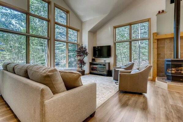 Casa, 4 habitaciones | Sala de estar | Televisión 