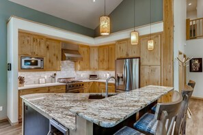 Casa, 4 habitaciones | Cocina privada | Microondas, horno, lavavajillas y cafetera y tetera 