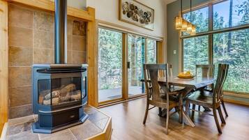 House, 4 Bedrooms | Private kitchen | Microwave, oven, dishwasher, coffee/tea maker