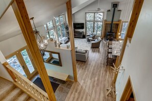 Casa, 4 habitaciones | Sala de estar | Televisión