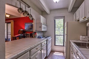Condo, 2 quartos | Cozinha privada | Micro-ondas, fogão, lava-louças, cafeteira/chaleira