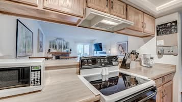 Appartement, 1 slaapkamer | Privékeuken | Een microgolfoven, een oven, een vaatwasser