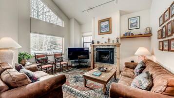 Huis, 4 slaapkamers | Woonkamer | Een televisie en een dvd-speler