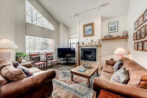 Living room - Mountainside House 673 4 Bedroom Home by RedAwning (Frisco)