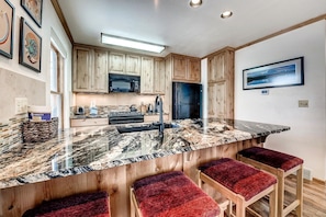 House, 3 Bedrooms | Private kitchen | Microwave, oven, dishwasher, coffee/tea maker - Mountainside House 673 4 Bedroom Home by RedAwning (Frisco)