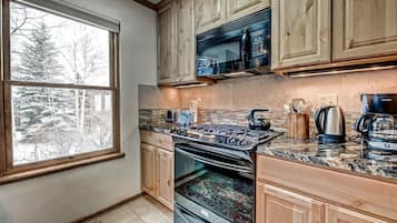 House, 3 Bedrooms | Private kitchen | Microwave, oven, dishwasher, coffee/tea maker