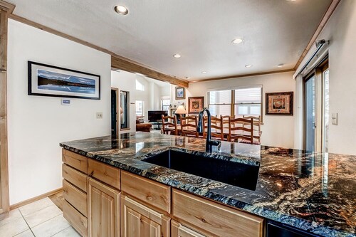 Mountainside House 673 4 Bedroom Home by RedAwning