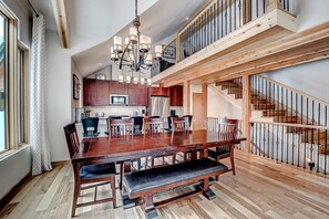 Condo, 2 habitaciones | Cocina privada | Microondas, horno, lavavajillas y cafetera y tetera 