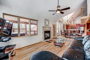 Huoneisto, 3 makuuhuonetta | Olohuone | Televisio