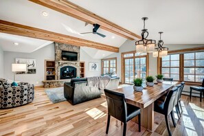 House, 4 Bedrooms | Living room - Frisco Street House 100 4 Bedroom Home by RedAwning (Frisco)