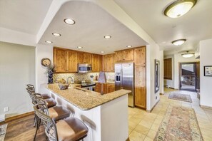 Leilighet, 2 soverom | Eget kjøkken | Mikrobølgeovn, ovn, kaffetrakter/tekoker og kjøkkenutstyr