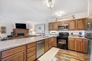 Townhome, 3 Bedrooms | Private kitchen | Microwave, oven, dishwasher, coffee/tea maker