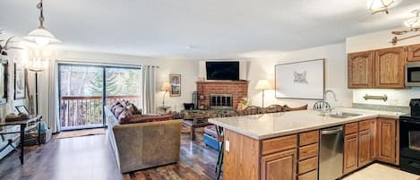 Residenza, 3 camere da letto | Area soggiorno | TV