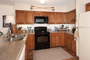 Townhome, 3 Bedrooms | Private kitchen