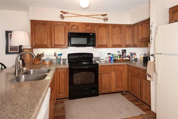 Townhome, 3 Bedrooms | Private kitchen | Microwave, oven, dishwasher, coffee/tea maker