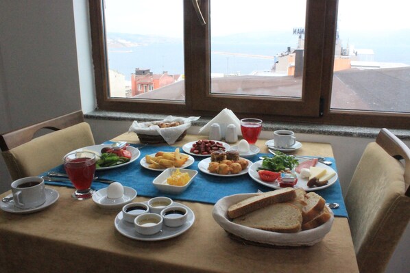 Free daily buffet breakfast - Grand Serenay Hotel (Bandirma)