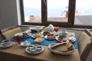 包含每日自助早餐