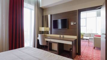 Executive Suite | Minibar, in-room safe, desk, soundproofing
