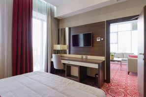 Executive Suite | Minibar, in-room safe, desk, soundproofing