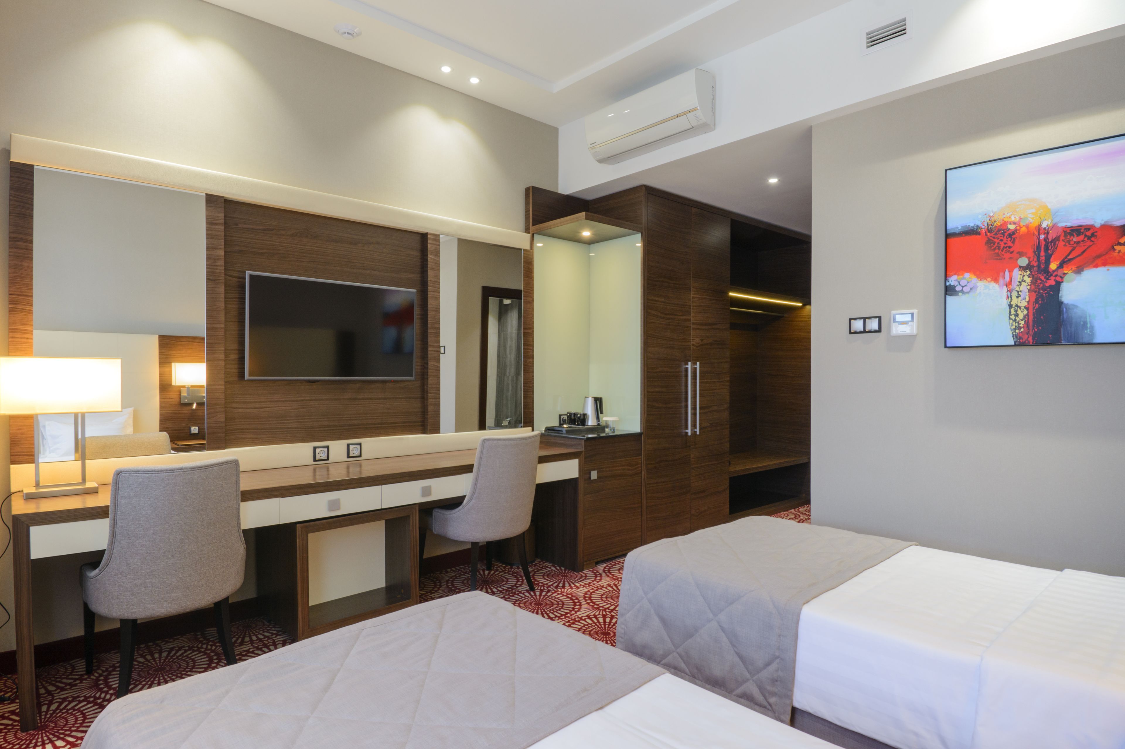 Deluxe Twin Room | Minibar, in-room safe, desk, soundproofing