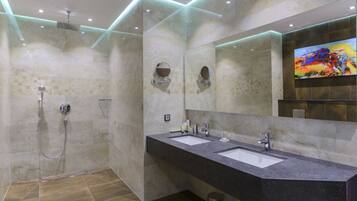 Executive Suite | Bathroom | Free toiletries, hair dryer, bathrobes, slippers