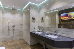 Executive Suite | Bathroom | Free toiletries, hair dryer, bathrobes, slippers - Hotel Senator (Karagandy)