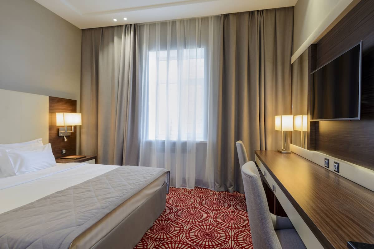 Quarto casal luxo | Frigobar, cofres nos quartos, escrivaninha, quartos à prova de som