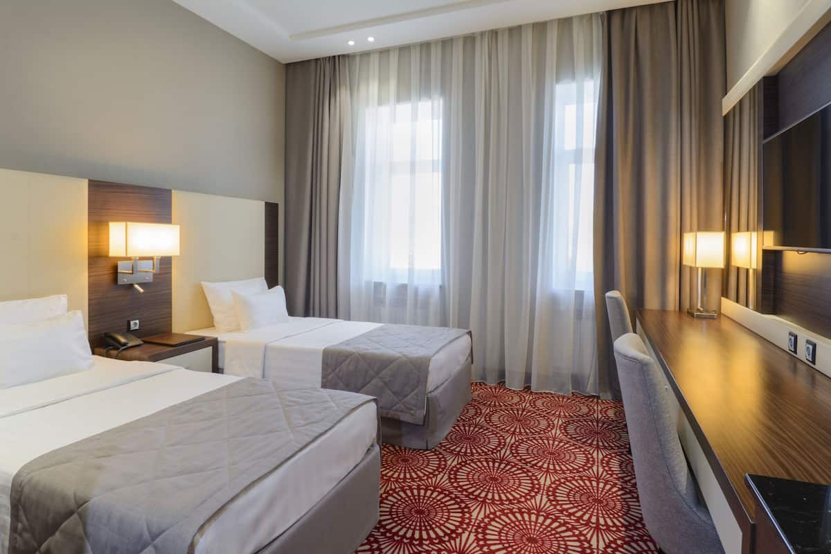 Chambre Deluxe avec lits jumeaux | Minibar, coffres-forts dans les chambres, bureau, chambres insonorisées
