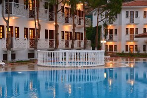 Hồ bơi ngoài trời, dù/ô trên bãi biển/hồ bơi, ghế dài tắm nắng 
