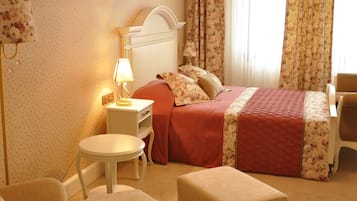 Hochwertige Bettwaren, Minibar, Zimmersafe, Schreibtisch