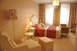 Hochwertige Bettwaren, Minibar, Zimmersafe, Schreibtisch