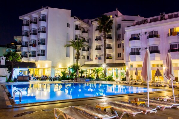 Front of property - evening/night - Sonnen Hotel (Marmaris)