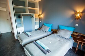 Een kluis op de kamer, een laptopwerkplek, verduisterende gordijnen