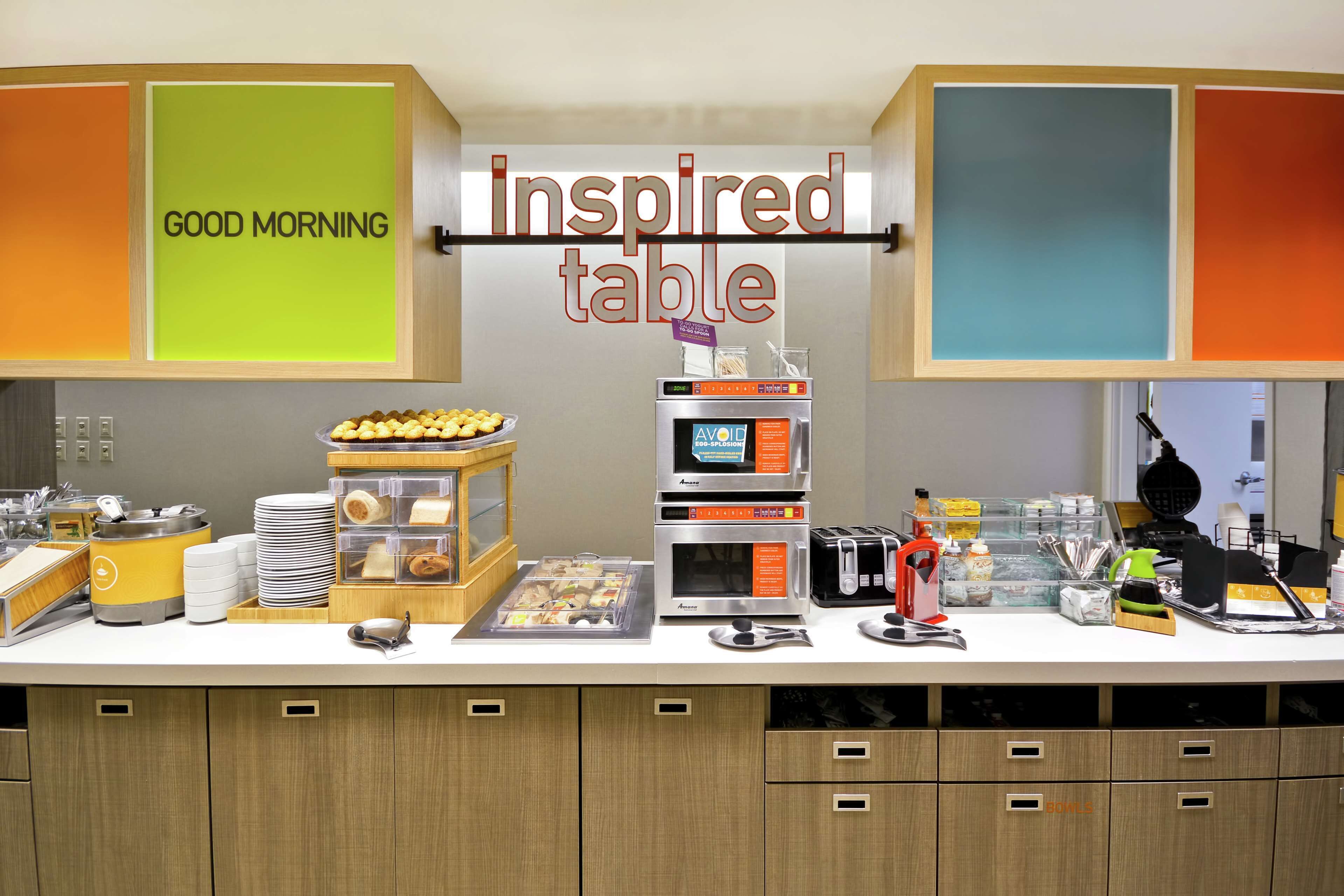 Un buffet pour le petit-déjeuner proposant une variété d’aliments et une machine à café.