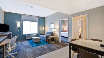 Escritorio, cortinas opacas, cunas gratuitas y wifi gratis