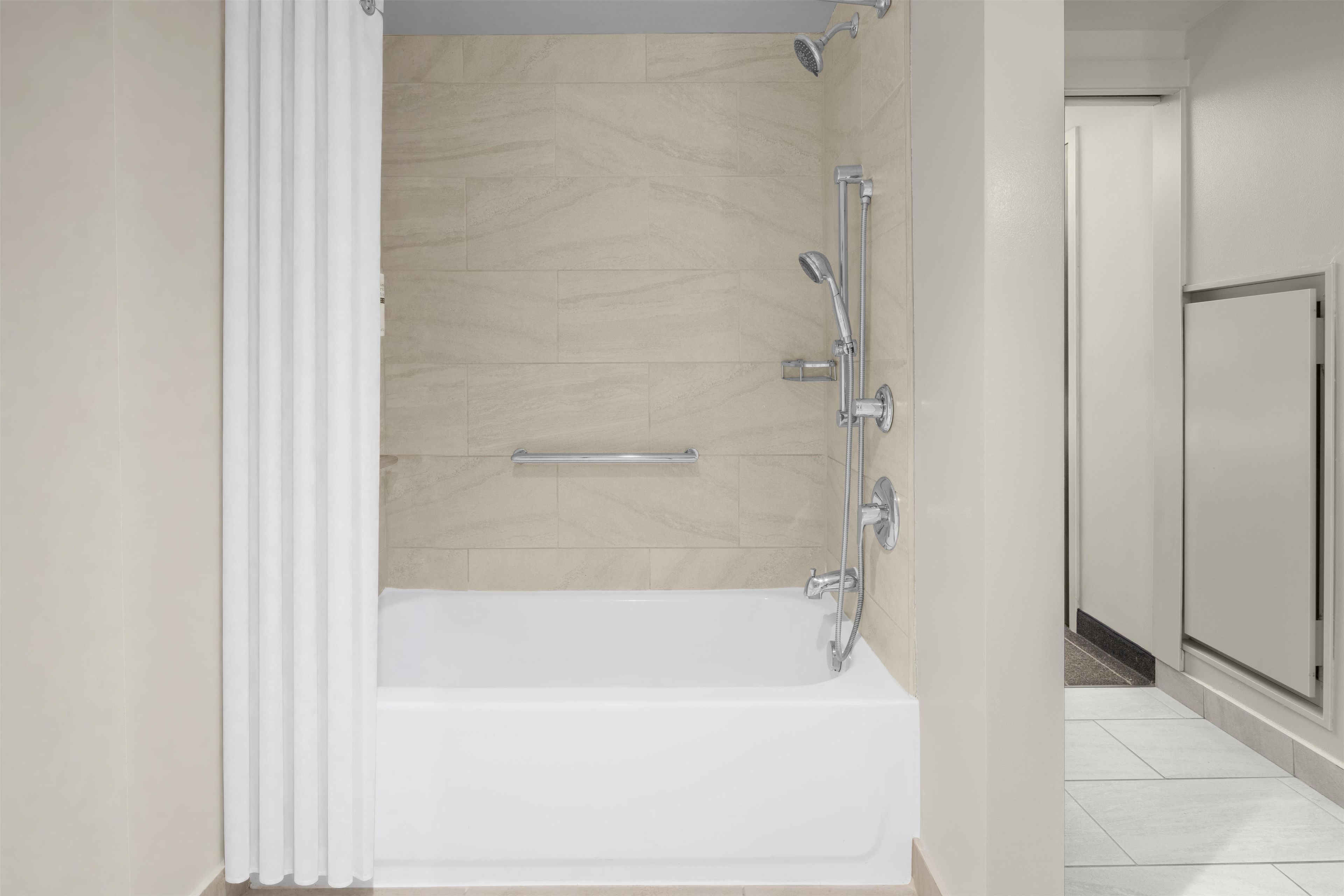 Ein modernes Badezimmer mit einer Badewanne, Dusche und Toilette.