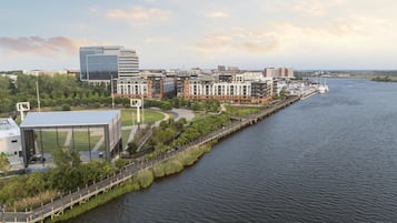 Une propriété située au bord de l’eau, dotée d’un quai, d’un terrain de sport et de bâtiments modernes.