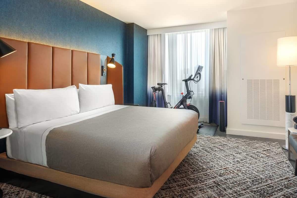 Chambre, 1 très grand lit (Peloton Wellness Room)