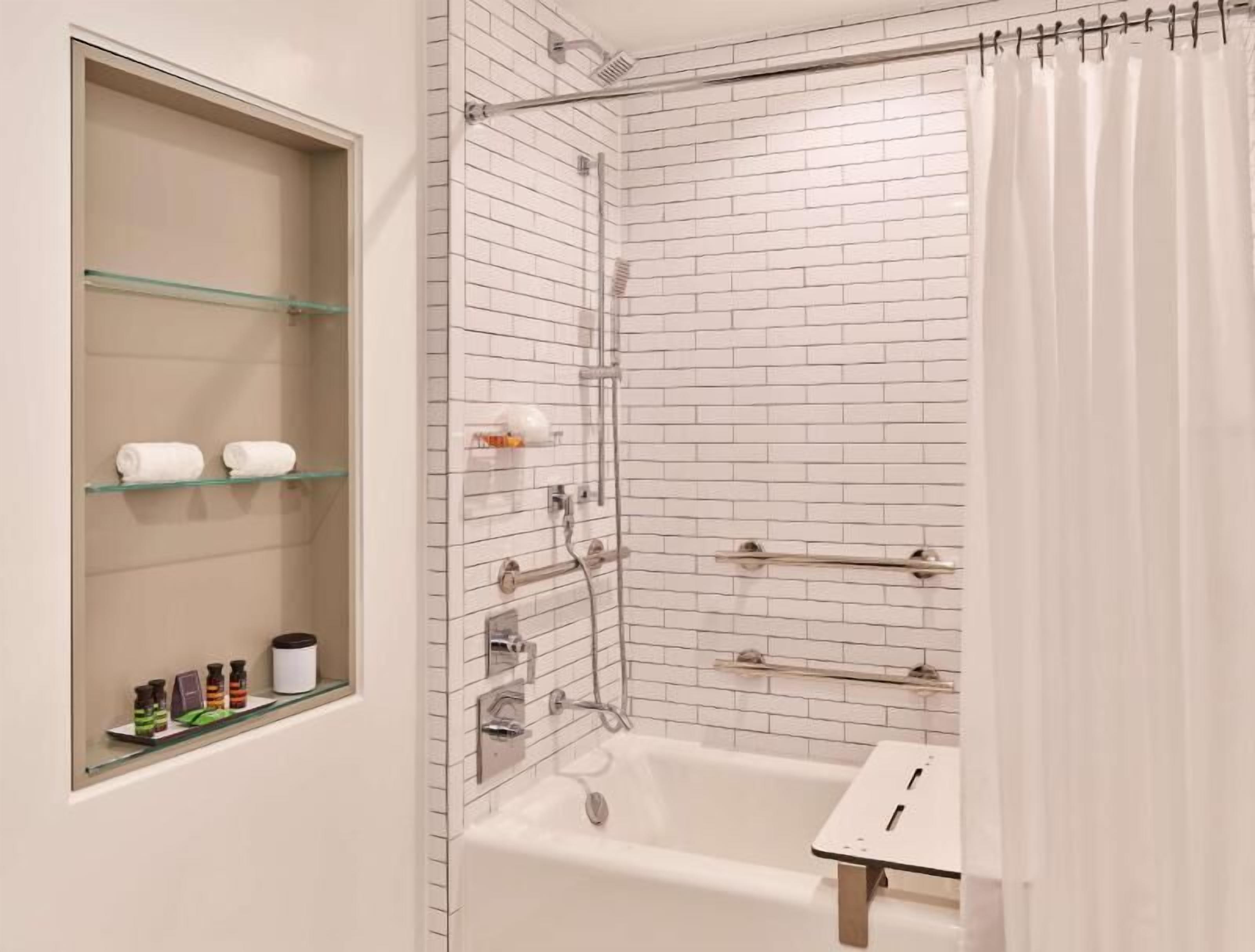 Tina con regadera, amenidades de baño de diseñador, secadora de cabello 
